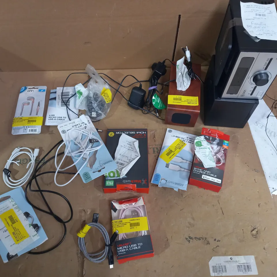 LOT OF APPROX 15 ASSORTED TECH ITEMS TO INCLUDE CD PLAYERS, HDMI SWITCHER, EARPHONES ETC