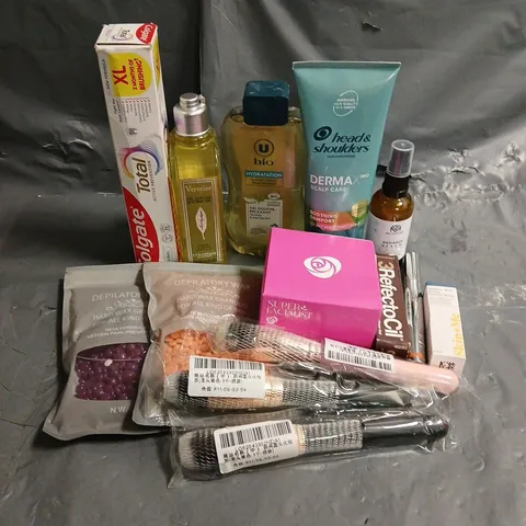 APPROXIMATELY 20 ASSORTED HEALTH & BEAUTY PRODUCTS TO INCLUDE SUPER FACIALIST ROSEHIP MELTAWAY CLEANSING BALM, HEAD & SHOULDERS CONDITIONER, L'OCCITANE SHOWER GEL, ETC