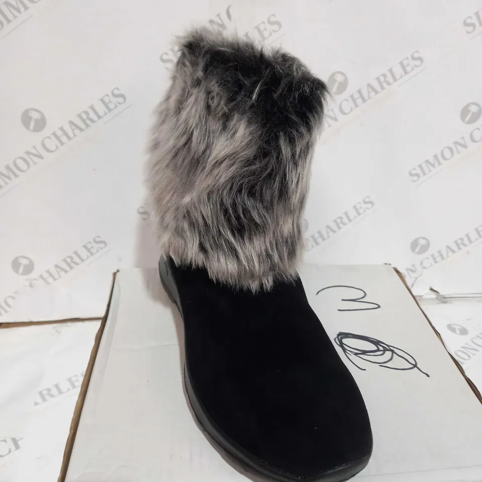 BOXED PAIR OF SKECHERS ON THE GO JOY MID SUEDE BOOTS - UK SIZE 8