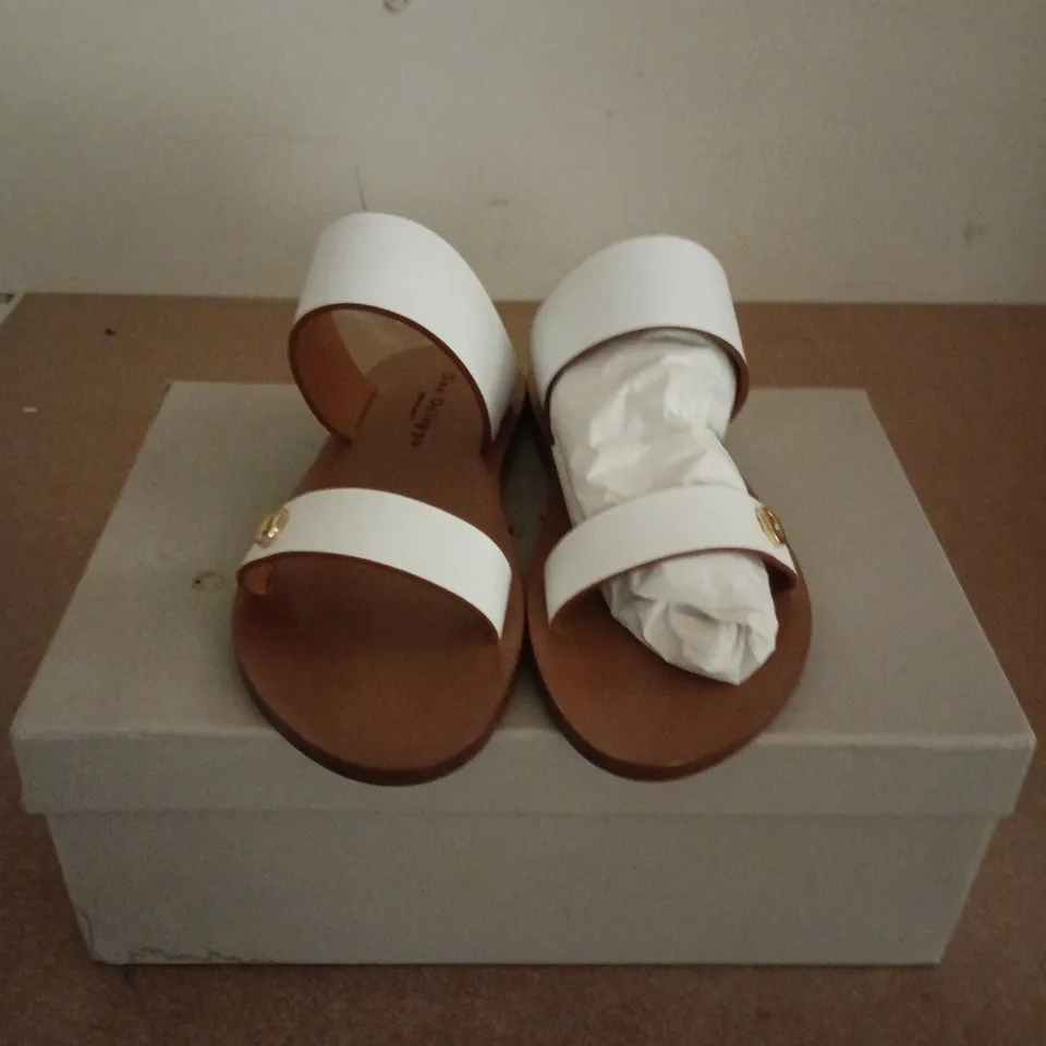 BOXED PAIR OF DEE OCLEPPO VITELLO BIANCO SANDALS IN WHITE - SIZE 37