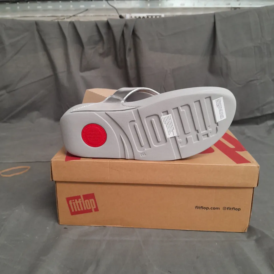 BOXED PAIR OF FITFLOP WOMENS LULU LEATHER TOEPOST SILVER SIZE 8