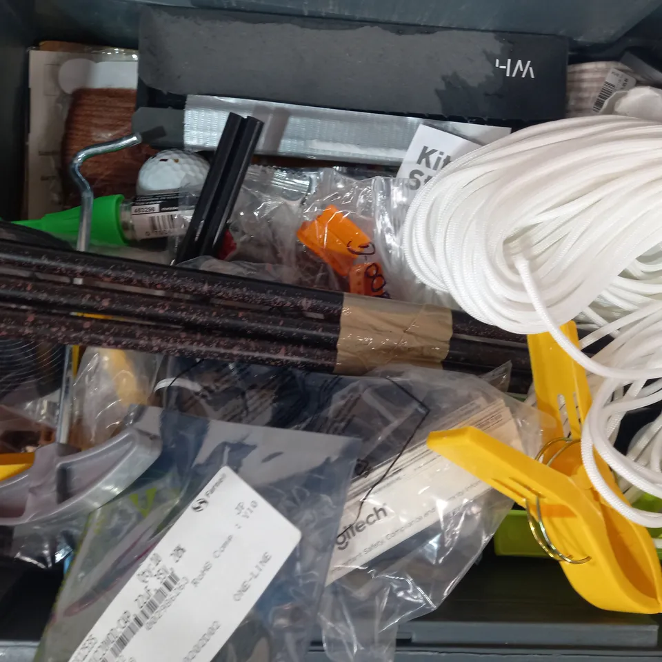 LOT OF APPROXIMATELY 10 ASSORTED HOUSEHOLD ITEMS TO INCLUDE 5-IN-1 DOCKING STATION, SLAT & PEPPER SHAKERS, REMOTE, ETC