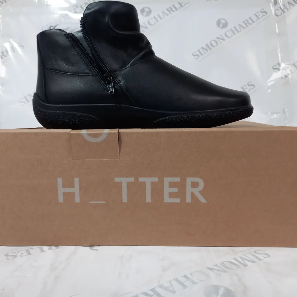 BOXED PAIR OF HOTTER MURMUR SHOES IN BLACK UK SIZE 6