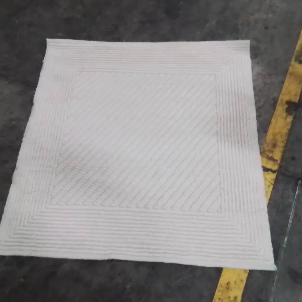 QUALITY DESIGNER AREA RUG - APPROXIMATELY 129X120