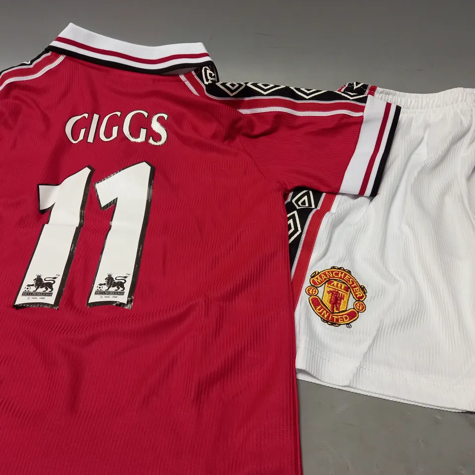 UMBRO MANCHESTER UNITED FOOTBALL KIT - GIGGS 11 - SIZE 22