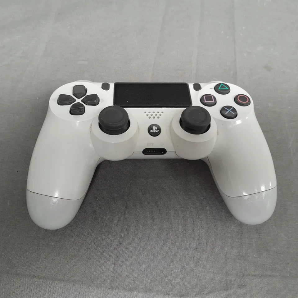 PLAYSTATION 4 CONTROLLER