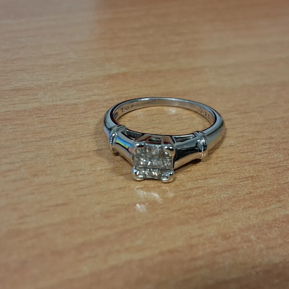 18CT WHITE GOLD RING SET WITH PRINCESS CUT DIAMOND
