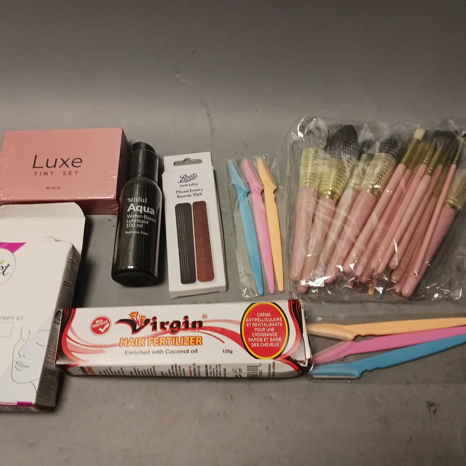 BOX OF APPROXIMATELY 15 COSMETIC ITEMS TO INCLUDE CAPASAL SHAMPOO, STORIES BOD WASH, AND BOOTS MIXED EMERGY BOARDS ETC. 