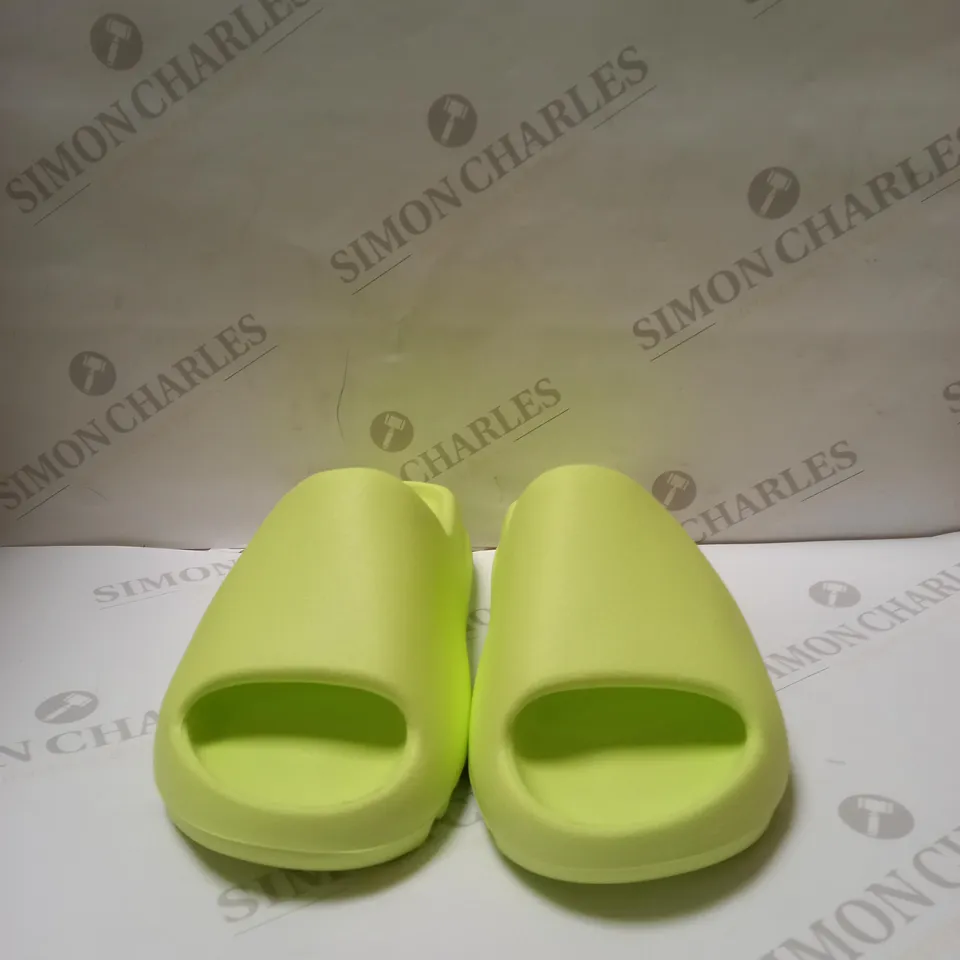 ADIDAS YEEZY SLIDE SIZE 7