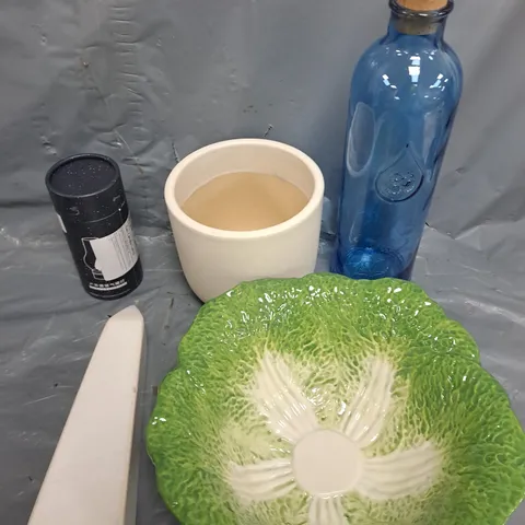 APPROXIMATELY 6 ASSORTED HOUSEHOLD ITEMS TO INCLUDE BOWLS, DECANTERS, CANDLES ETC 