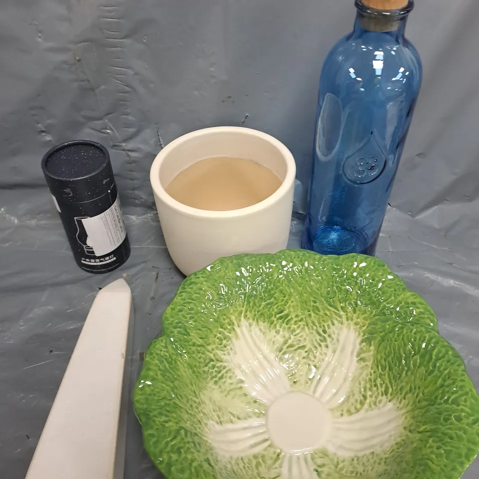 APPROXIMATELY 6 ASSORTED HOUSEHOLD ITEMS TO INCLUDE BOWLS, DECANTERS, CANDLES ETC 