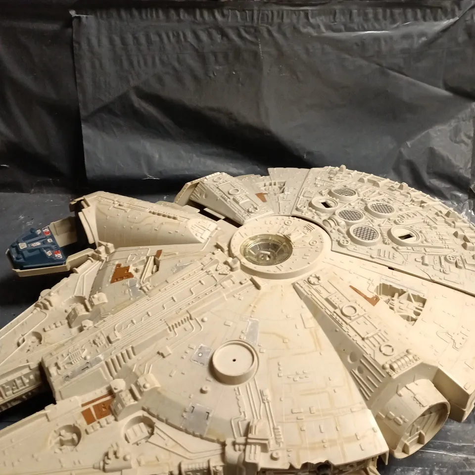 STAR WARS MILLENNIUM FALCON PLASTIC MODEL 