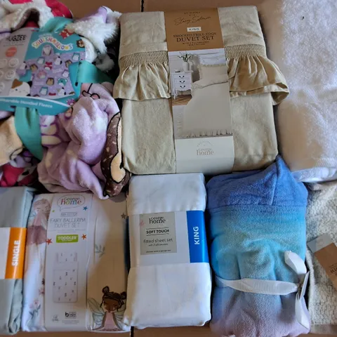 LOT OF APPROXIMATELY 15 ASSORTED HOME FABRIC ITEMS TO INCLUDE KING DUVET SET, SQUISHMELLOW THROW AND FITTED SHEET
