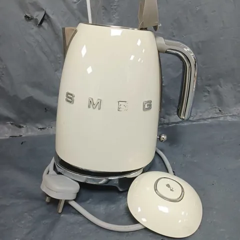 SMEG KETTLE IN CREAM 