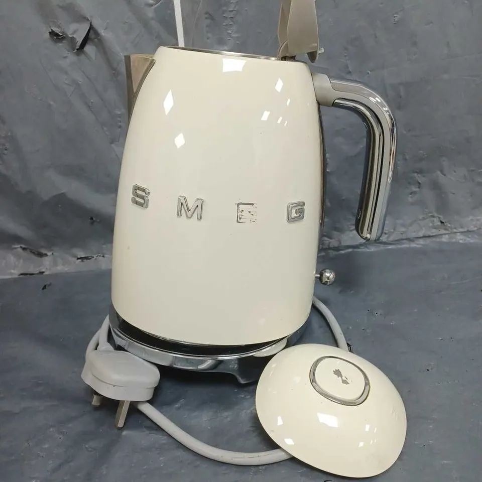 SMEG KETTLE IN CREAM  RRP £149.99