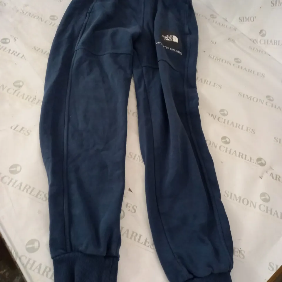 THE NOTH FACE PRINTED LOGO SWEATPANTS IN NAVY - SMALL