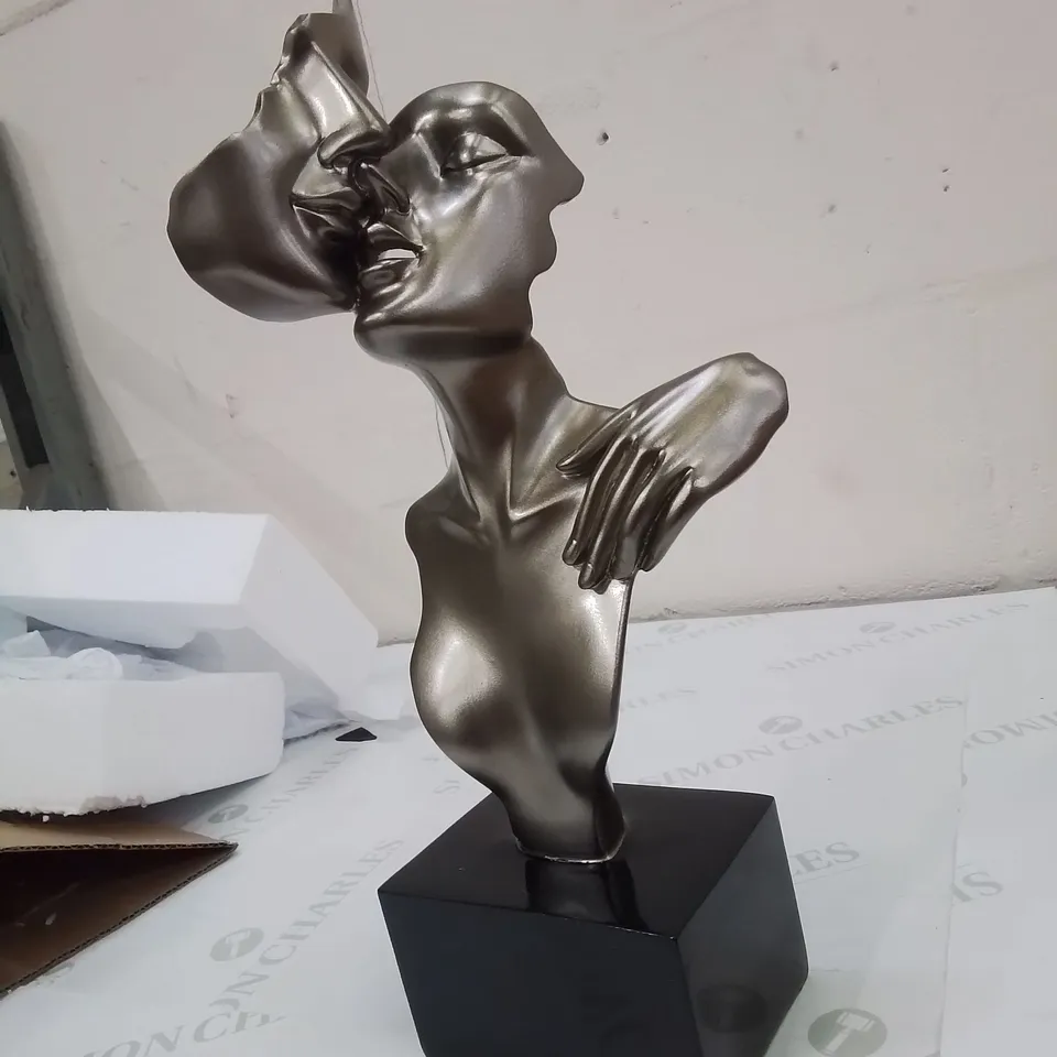 BOXED COUPLE FIGURINE 