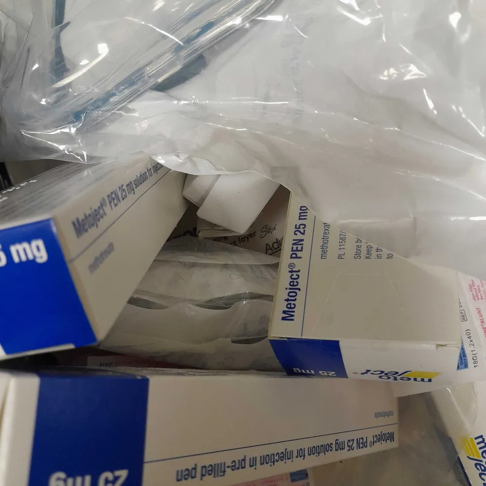 LOT OF APPROX 15 ASSORTED MEDICAL PRODUCTS TO INCLUDE TRAINING EPIPENS, METOJECT PENS, HYDROFILM PLUS ABSORBANT PAD, ETC