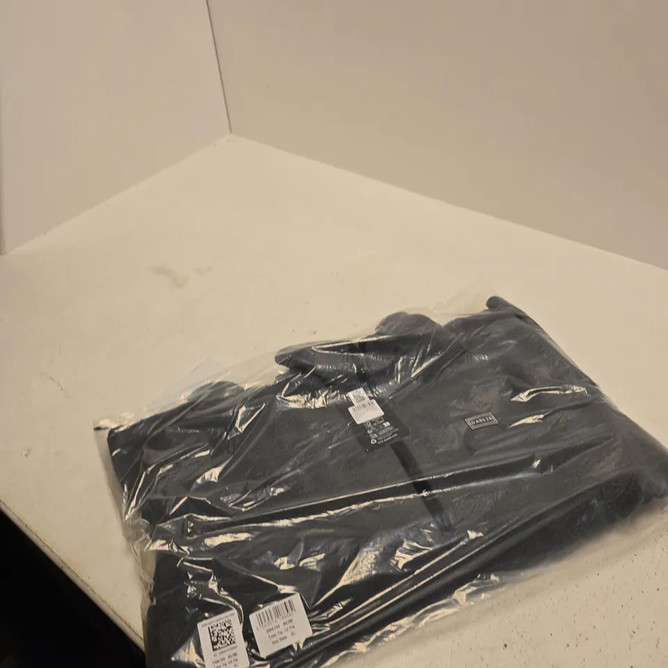 BOX OF APPROXIMATELY 15 ASSORTED BRAND NEW REGATTA ITEMS TO INCLUDE: DARE2B QUARTERZIP FLEECE 