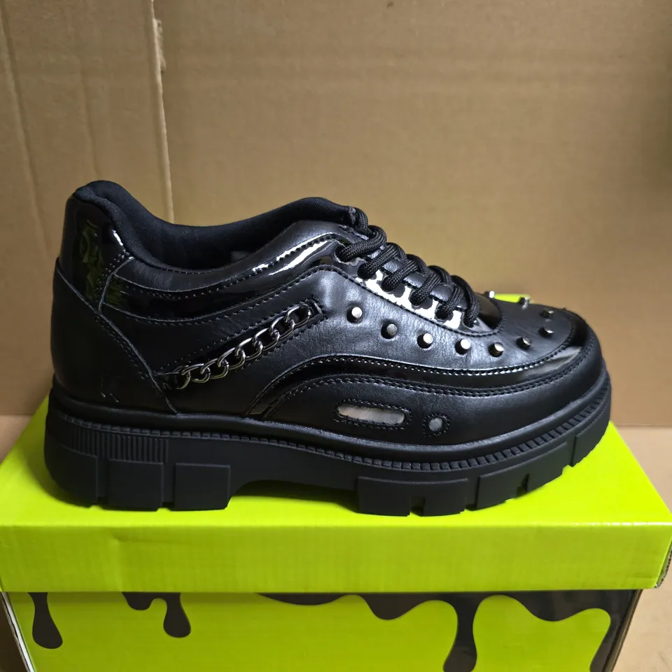 BOXED PAIR OF KOI LIL' BANE OF EXILE TRAINERS – UK SIZE 2 (BLACK)