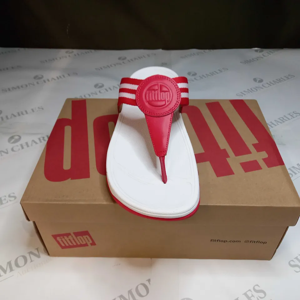 BOXED PAIR OF FITFLOPS WALKSTAR TOE POST SANDALS IN RED - UK 6