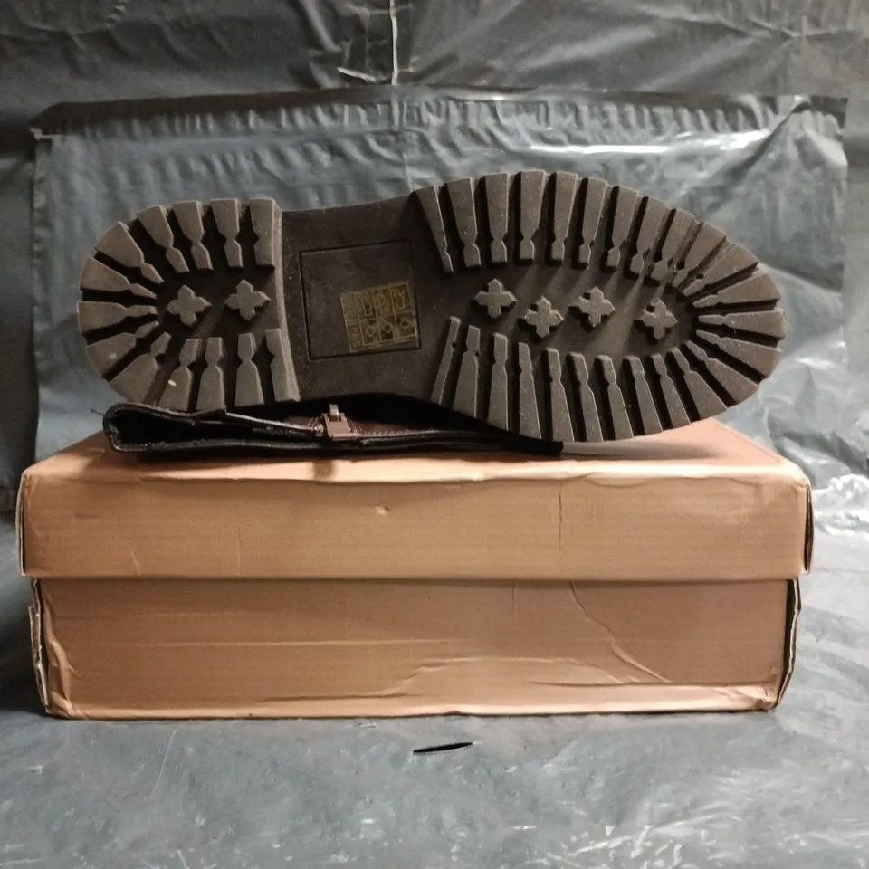 BOXED PAIR OF XY LONDON KNEE-HIGH BOOTS IN BROWN SIZE UK 6