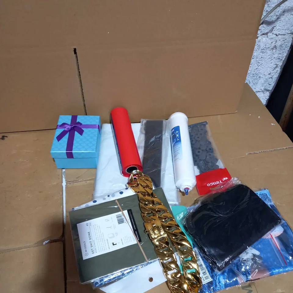LOT OF ASSORTED HOUSEHOLD ITEMS 