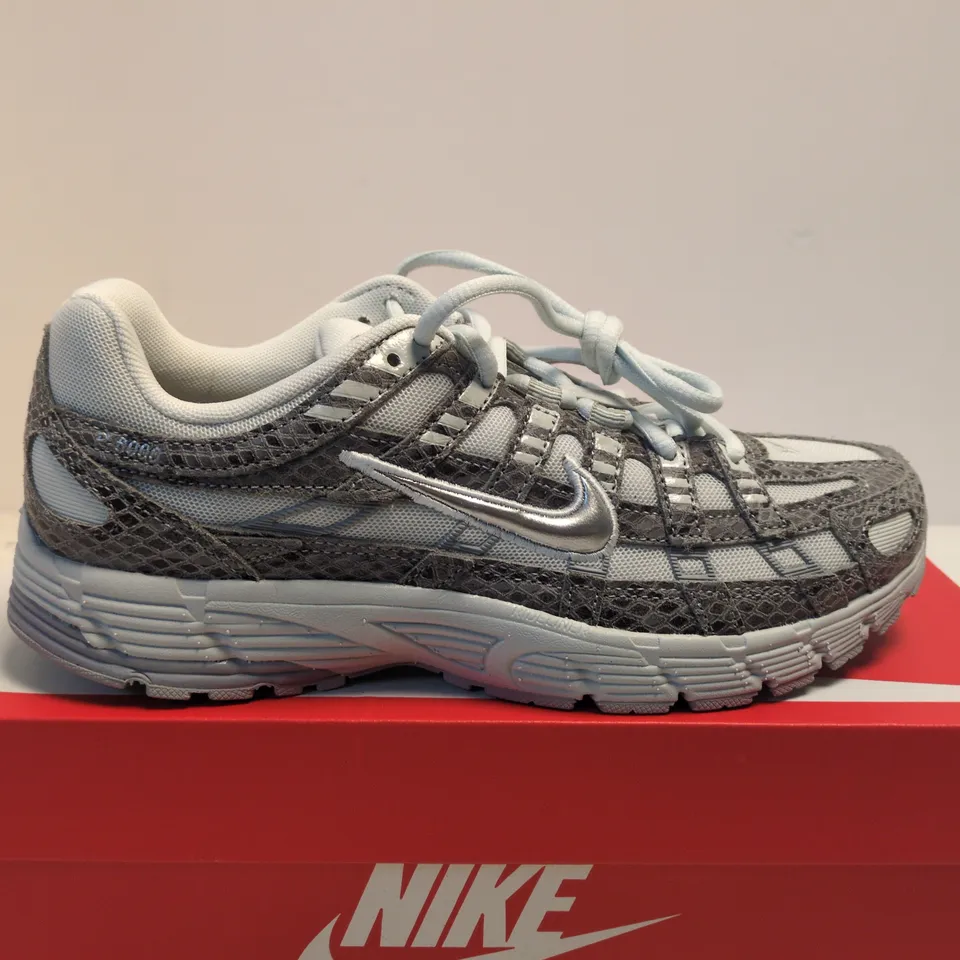 BOXED PAIR OF NIKE P-6000 SE TRAINERS – UK SIZE 6.5