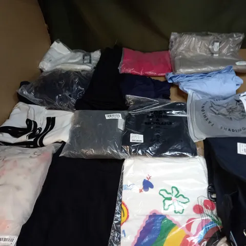 LOT OF A SIGNIFICANT QUANTITY OF ASSORTED CLOTHING AND ACCESSORIES TO INCLUDE; T-SHIRTS, JUMPERS ETC