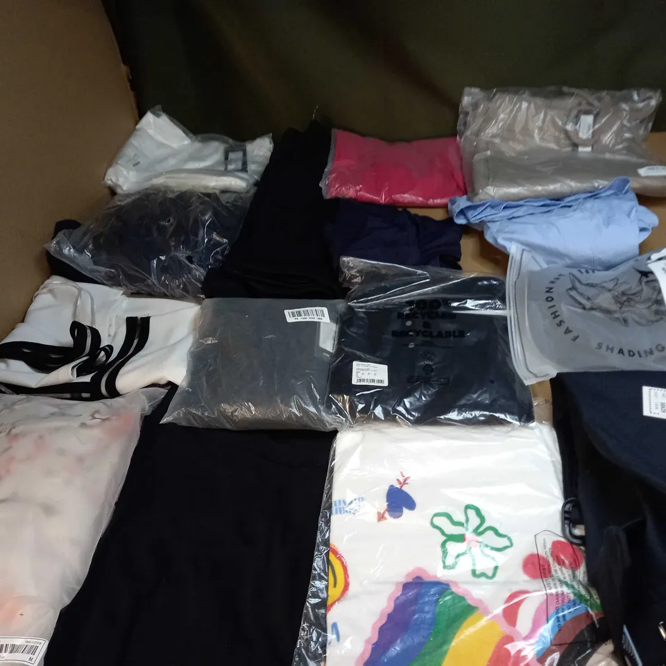 LOT OF A SIGNIFICANT QUANTITY OF ASSORTED CLOTHING AND ACCESSORIES TO INCLUDE; T-SHIRTS, JUMPERS ETC