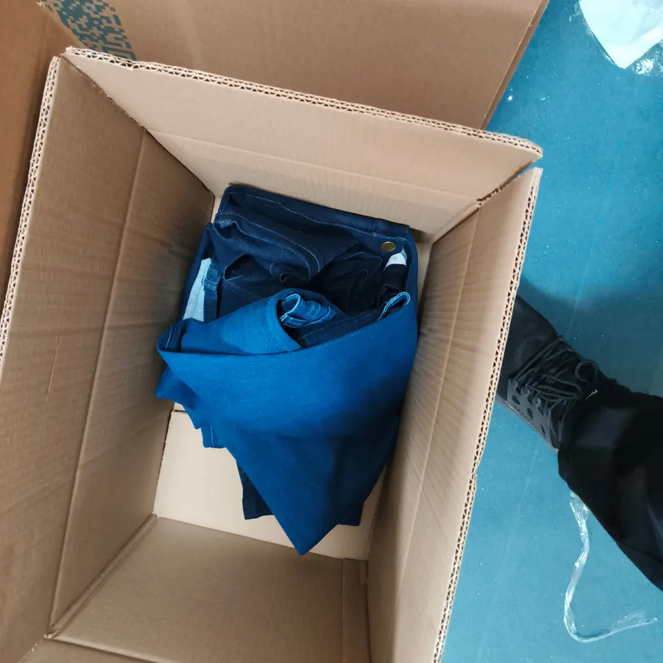 BOX OF APPROXIMATELY 5 BEN DE LISI STRAIGHT LEG JEANS