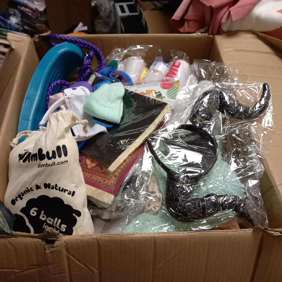LARGE QUANTITY OF ASSORTED TOYS AND ACCESSORIES TO INCLUDE; KID CONNECTION MAGNETIC LEARNING PUZZLE, SOPHIE TEETHING GIRAFFE, DIMBULL 6 BALLS, PIGGY SERIES 1 TIGRY, UNO AND SWMIGGLE LIL TURDZ