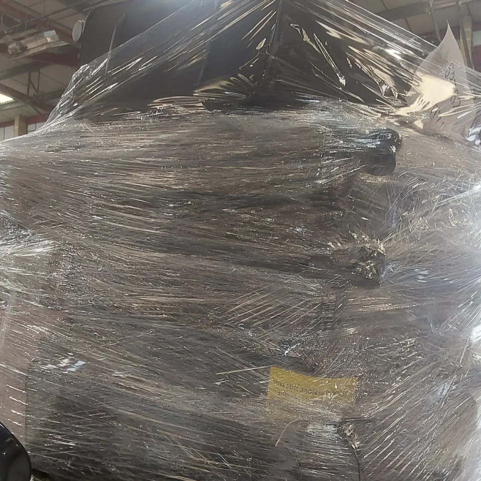 PALLET CONTAINING A VERY LARGE QUANTITY OF ASSORTED SUITCASES