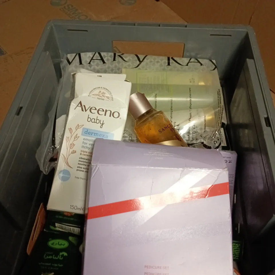 APPROXIMATELY 15 ASSORTED COSMETIC ITEMS INCLUDING AVEENO BABY EMOLLIENT CREAM , SANCTUARY SPA BODY WASH CCS FOOT CARE CREAM 
