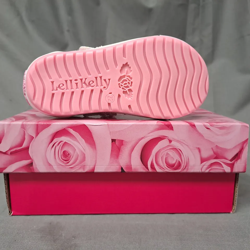 BOXED PAIR OF LELLIKELLY KIDS SHOES IN WHITE W. GLITTER EFFECT EU SIZE 22