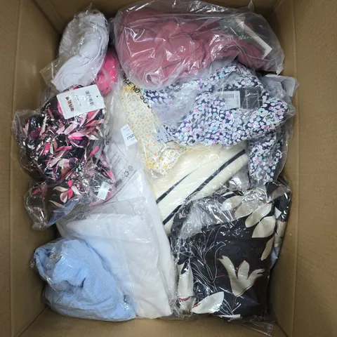 APPROXIMATELY 20 ASSORTED WOMENS CLOTHING ITEMS IN VARIOUS SIZES & STYLES 
