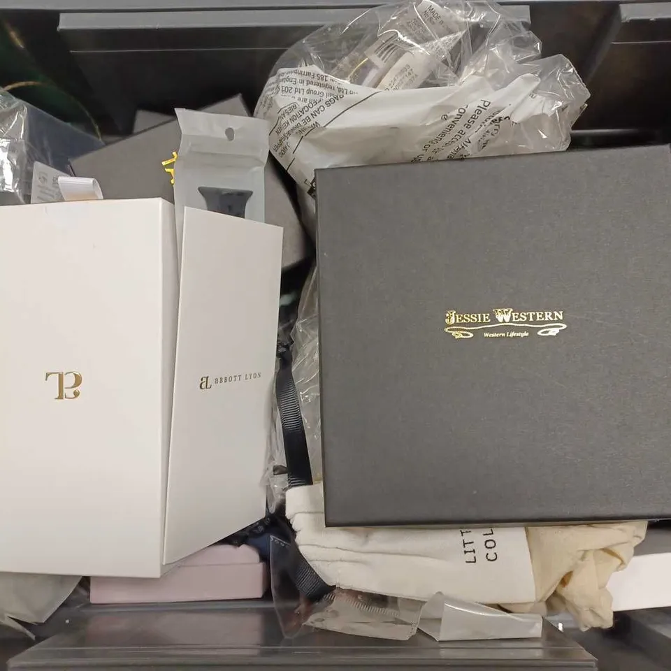 BOX OF APPROX 20 ASSORTED JEWELLERY & WATCHES ITEMS TO INCLUDE - TO MY SOLEMATE - PULSAR WATCH - APPLE WATCH STRAP ECT 