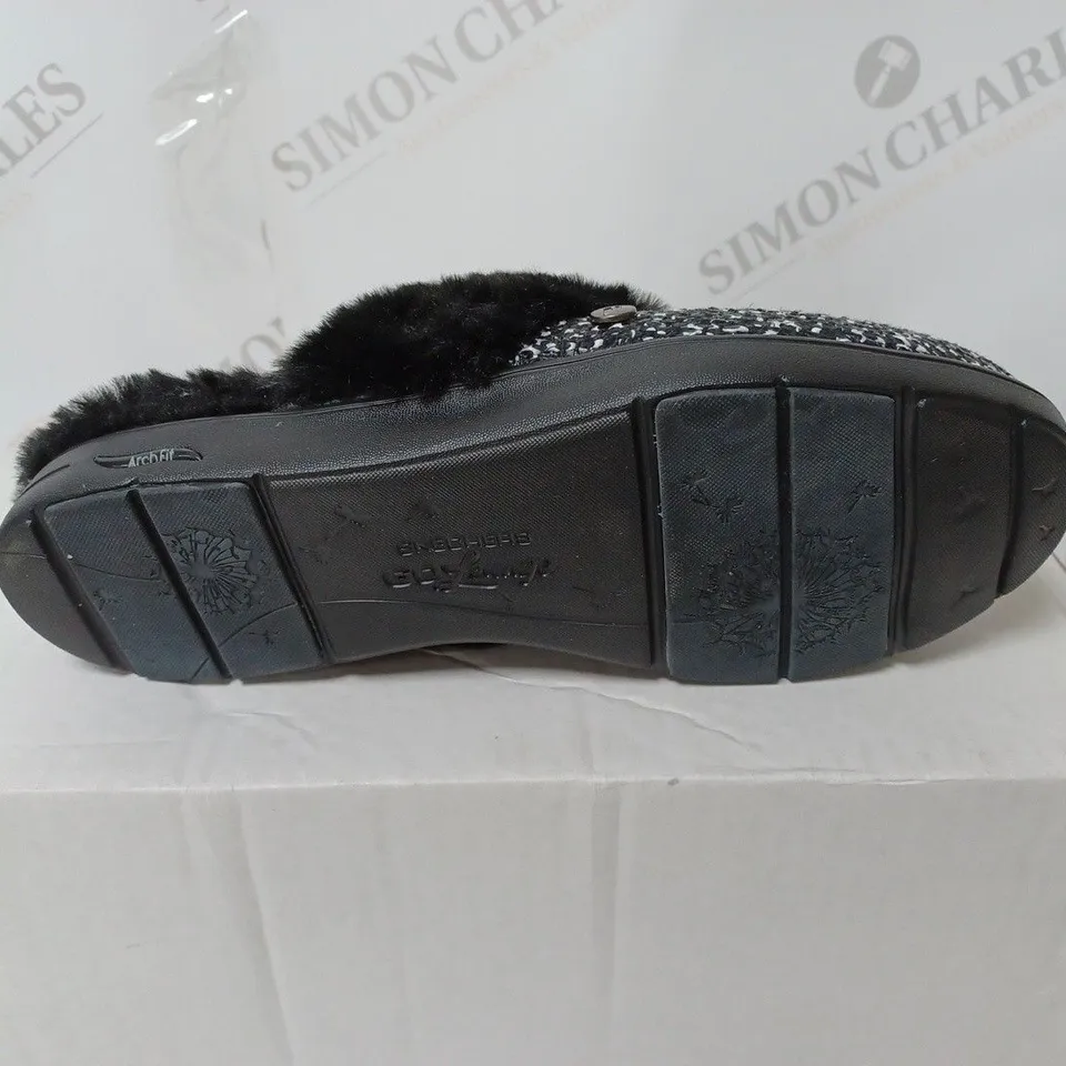 PAIR OF SKECHERS ARCH SLIPPERS IN BLACK SIZE 3