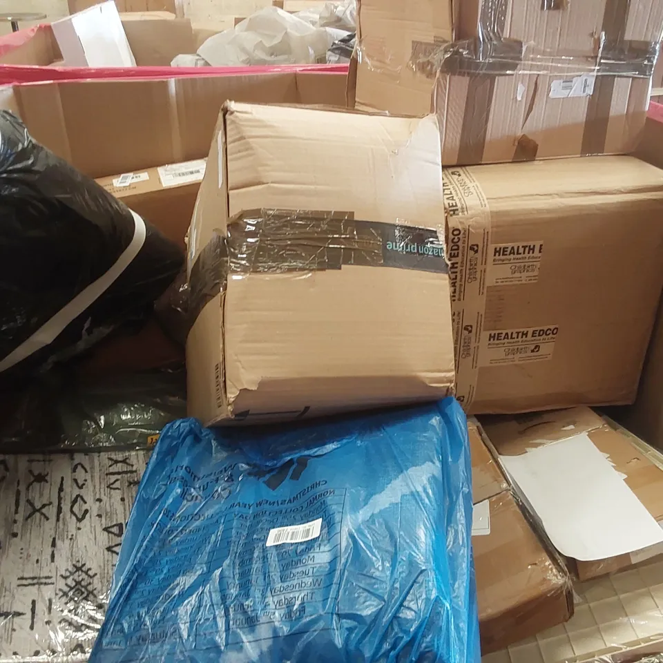 PALLET OF ASSORTED ITEMS INCLUDING: RETRACTABLE SAFETY GATE, RUGS, ARTIFICIAL PLANTS, VINYL WALL DECALS ECT