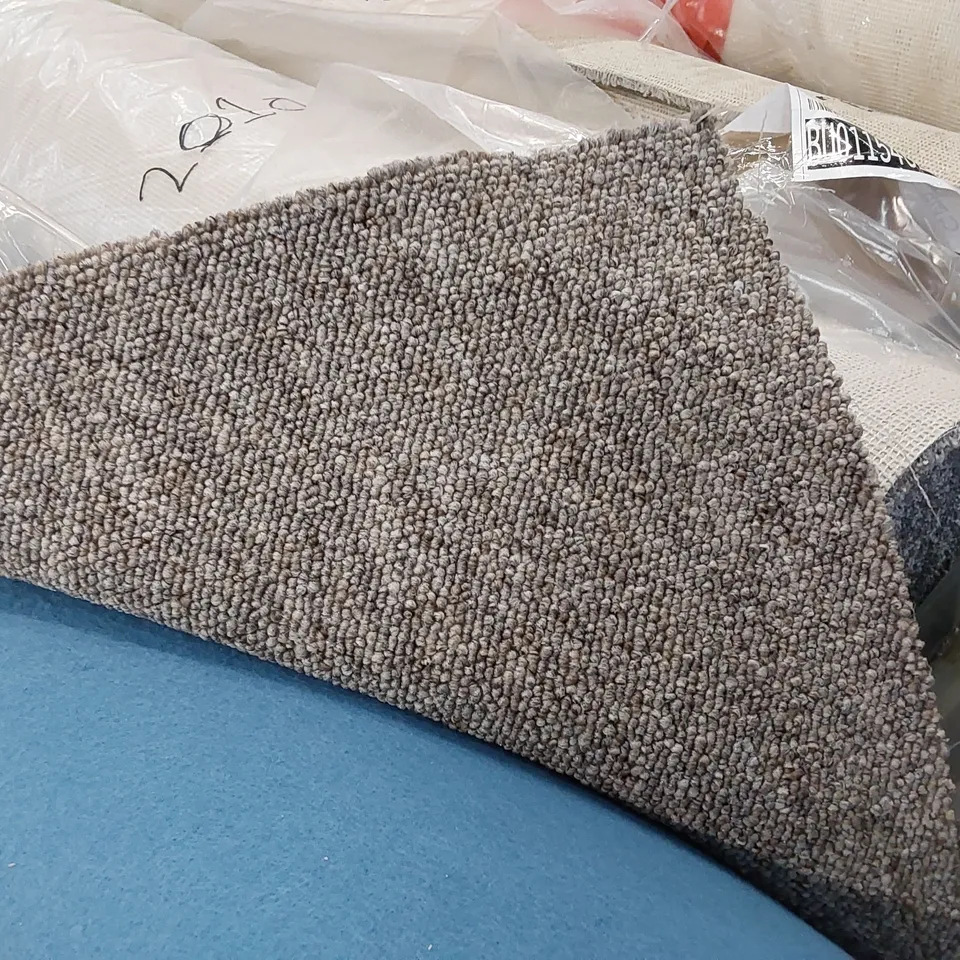 ROLL OF QUALITY GALA UT CARPET // SIZE: APPROX 4 X 20.7m