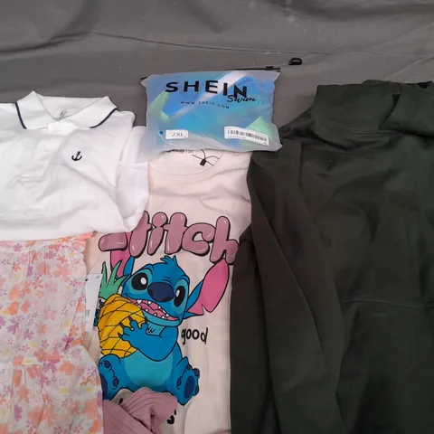 APPROXIMATELY 30 ASSORTED KIDS CLOTHING IN VARIOUS STYLES TO INCLUDE SIZES 3-6 MONTHS, 6-9 MONTHS, 12-13 YEARS