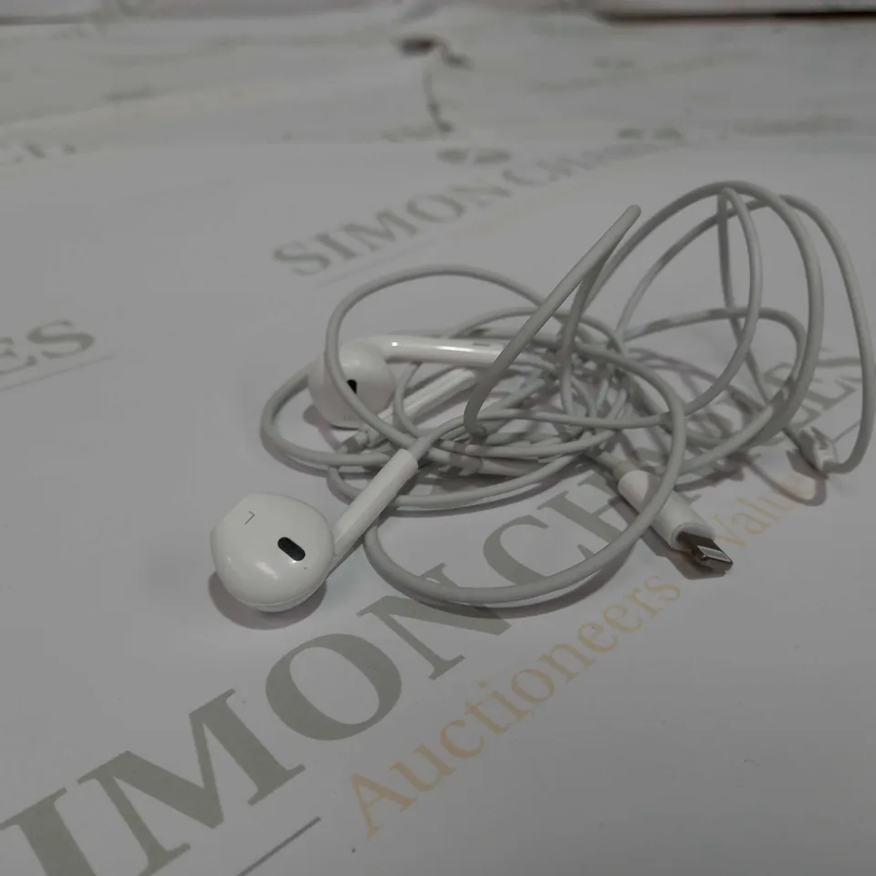 APPLE WIRED HEADPHONES WITH REMOTE AND MIC