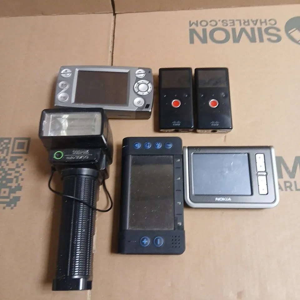 APPROXIMATELY 15 ASSORTED ELECTRICAL PRODUCTS TO INCLUDE MOBILE PHONE, CAMERA FLASH, WIRED MOUSE ETC