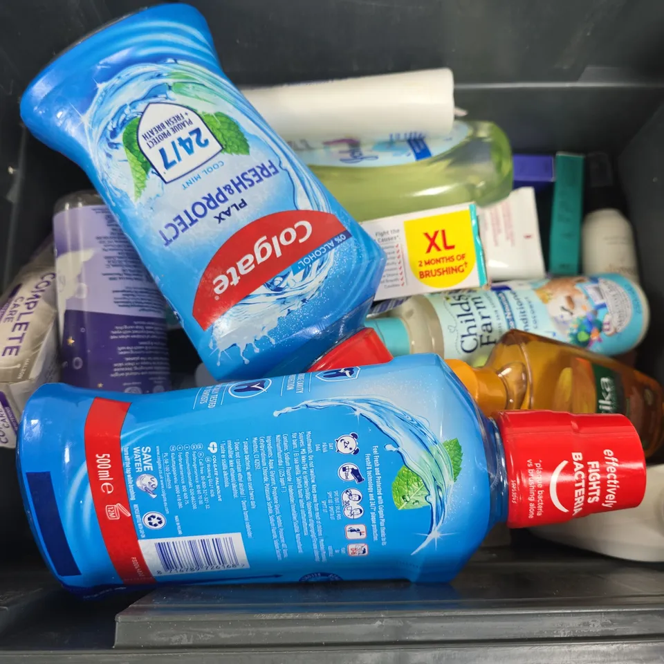 APPROXIMATELY 15 ASSORTED HEALTH & BEAUTY PRODUCTS TO INCLUDE COLGATE FRESH & PROTECT, MANE HAIR THICKENING SHAMPOO, THE ORDINARY HYALURONIC ACID, ETC - COLLECTION ONLY