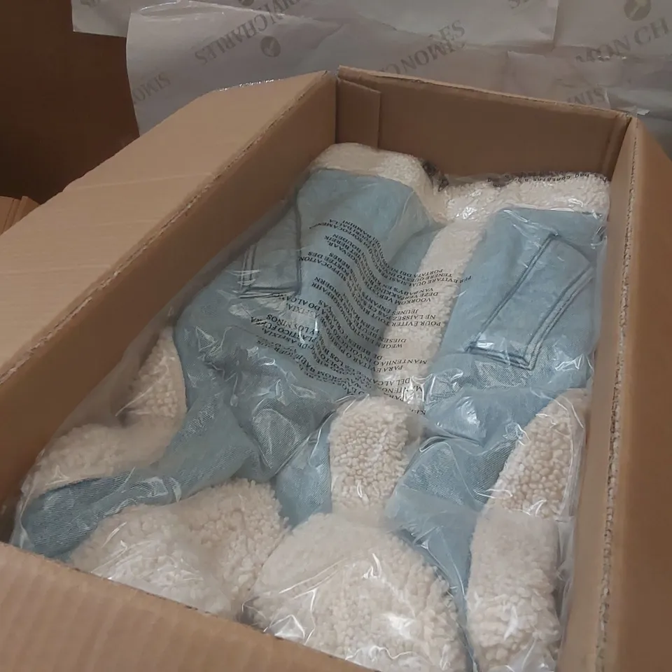 BOX CONTAINING APPROXIMATELY 6x BRAND NEW LIGHT WASH DENIM GILETS - SIZE