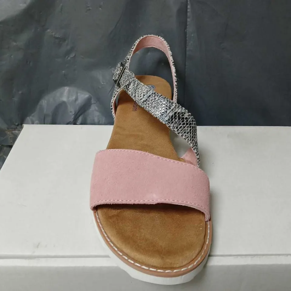 SKECHERS OPEN TOE SANDALS IN PINK/SCALE - UK 6.5