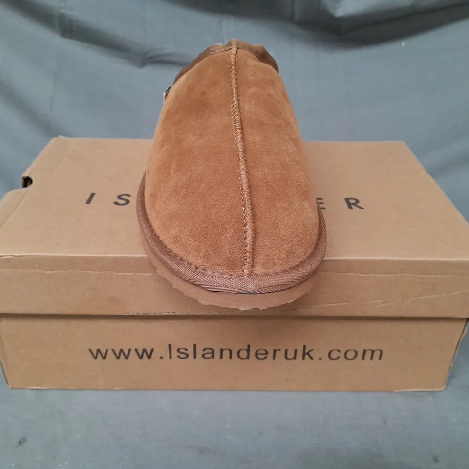 BOXED PAIR OF ISLANDER SLIPPERS IN TAN UK SIZE 11-12