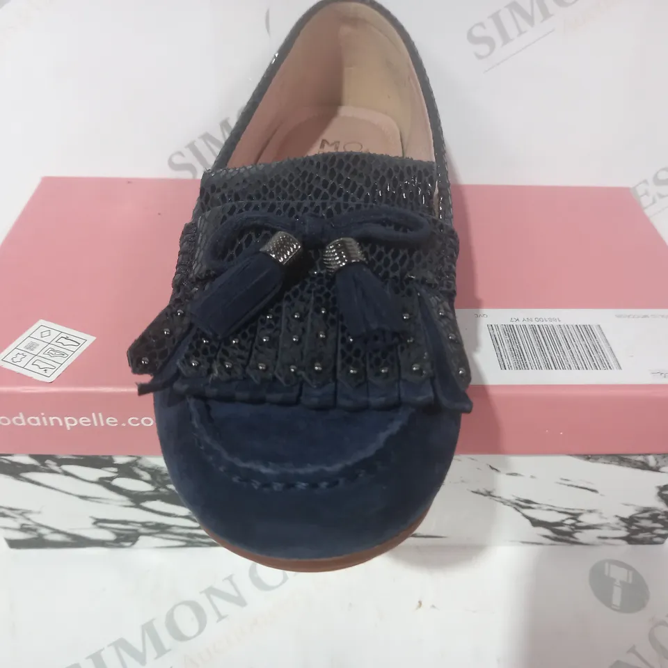 BOXED PAIR OF MODA IN PELLE ETHELIA NAVY SUEDE SHOES SIZE 7