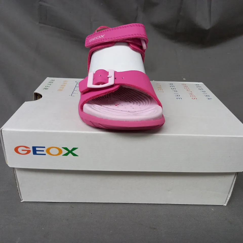 BOXED PAIR OF GEOX KIDS OPEN TOE SANDALS IN PINK UK SIZE 9