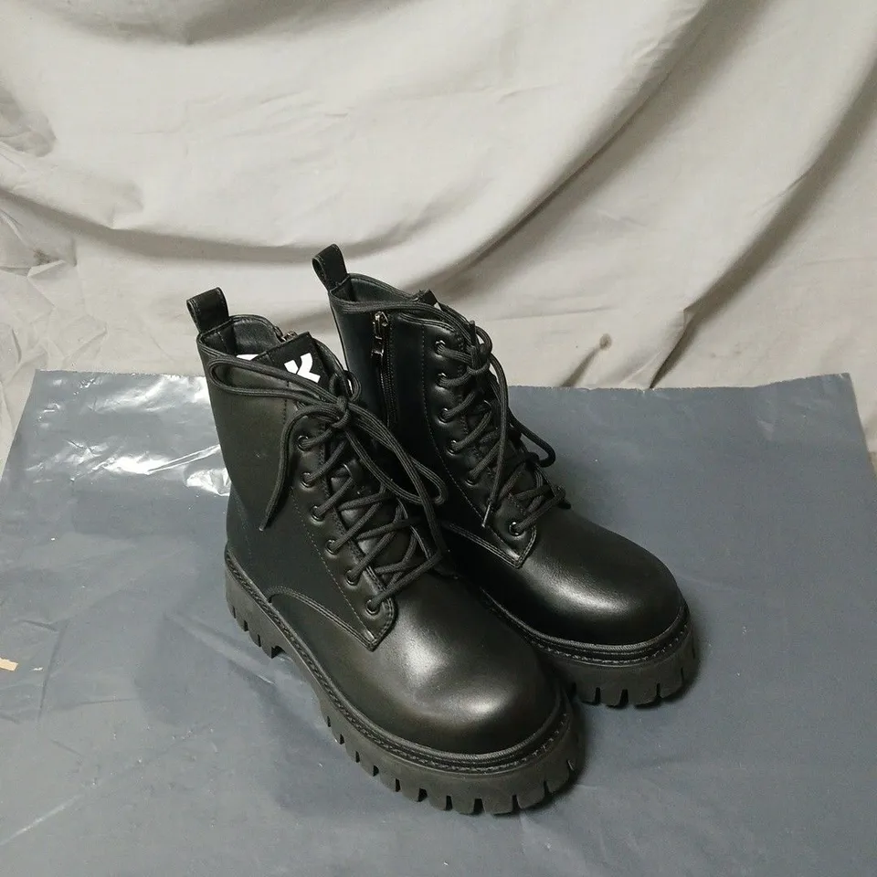 KOI LAVELL LACE UP BOOTS SIZE 5